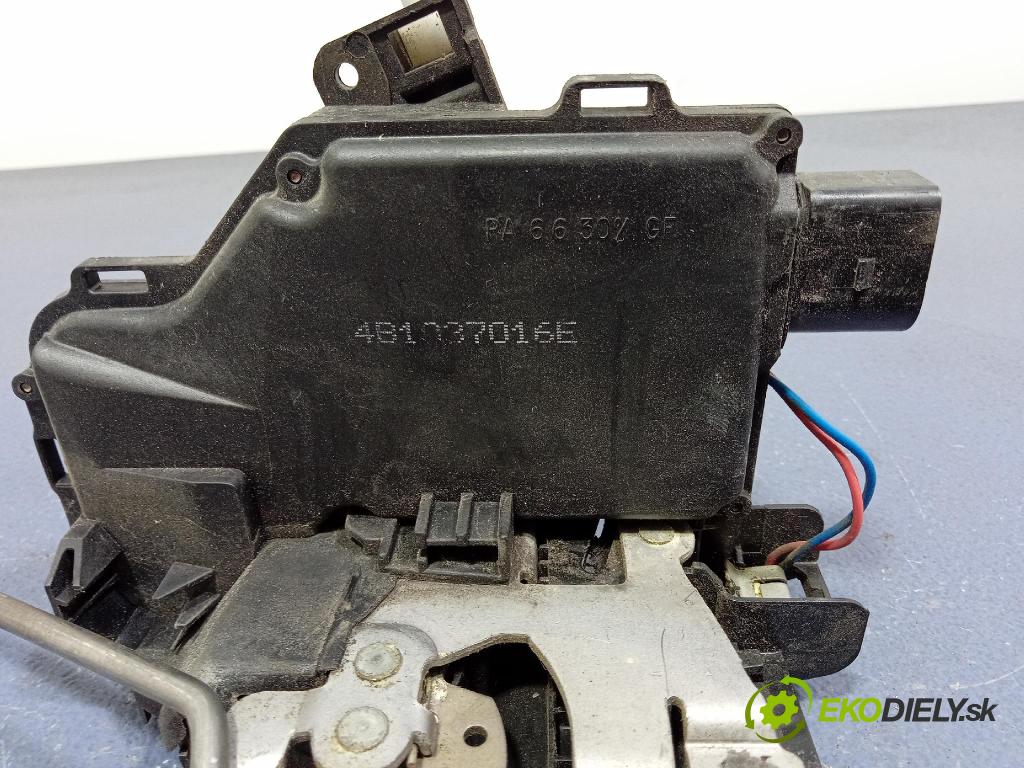 Audi A4 2001 zámek dveře před v pravo: 