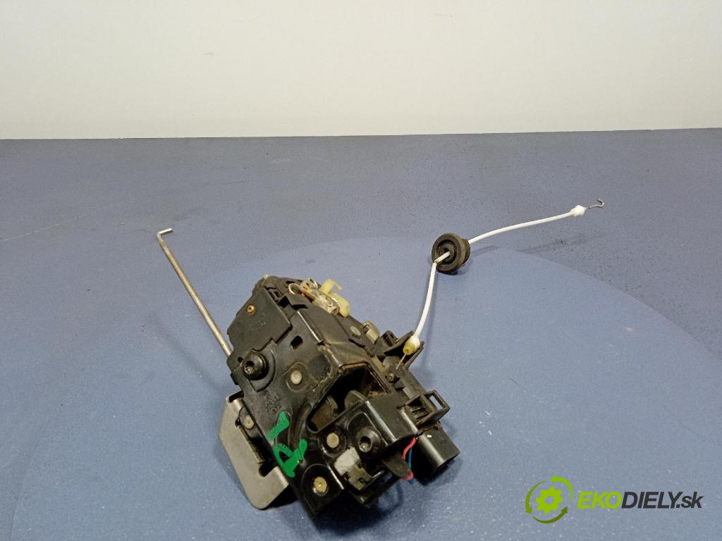 Audi A4 2001 zámok dvere Predné Vľavo: