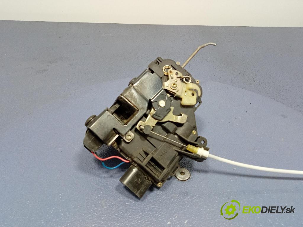 Audi A4 2001 zámok dvere Predné Vľavo: