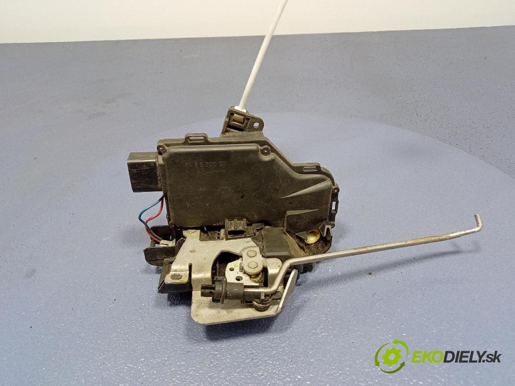 Audi A4 2001 zámok dvere Predné Vľavo: