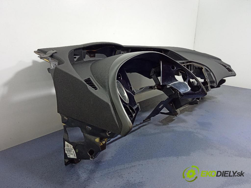 Honda Civic 2007 kokpit,pristrojová doska