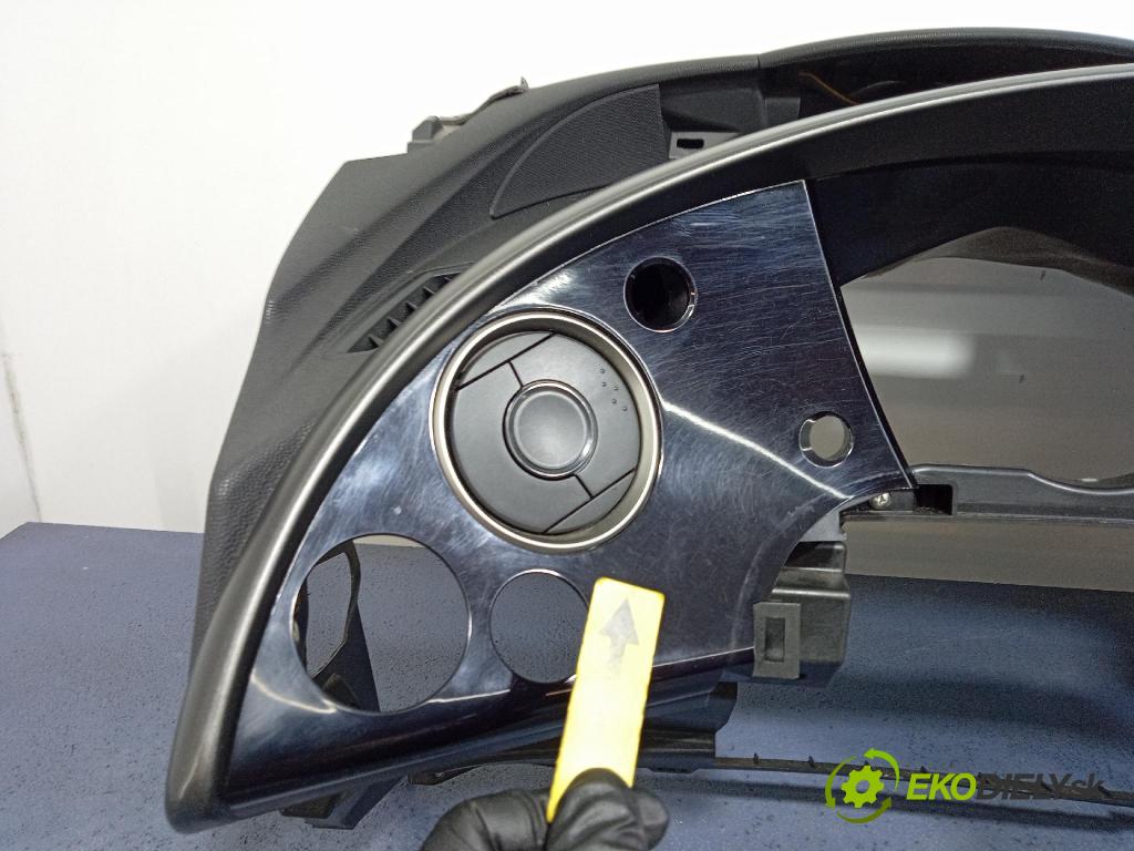 Honda Civic 2007 kokpit,pristrojová doska