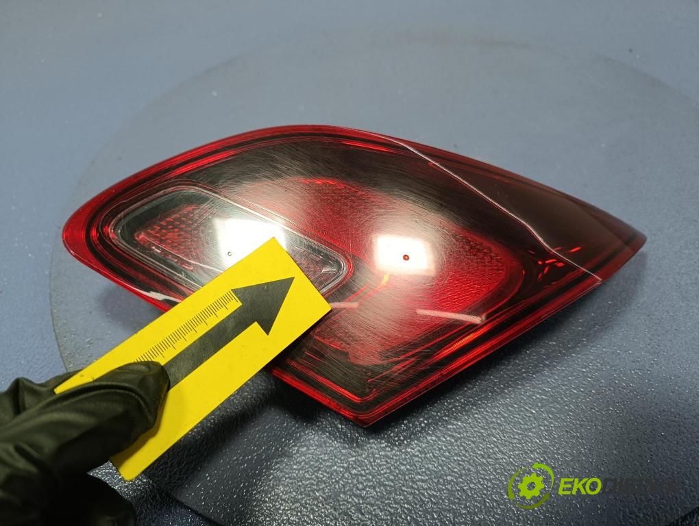 Opel Astra 2013 svetlo / reflektor zad Prava: Vnútri: