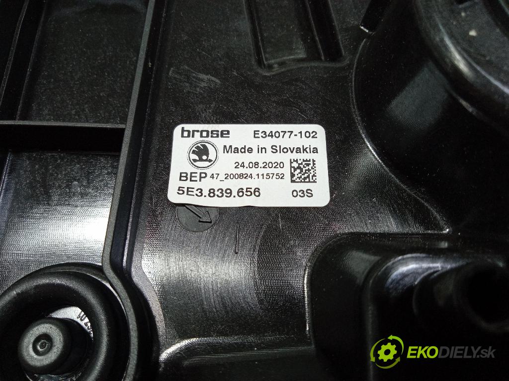 Skoda Octavia 2020 mechanizmus okna Okná: zad v pravo: 5E3839656
