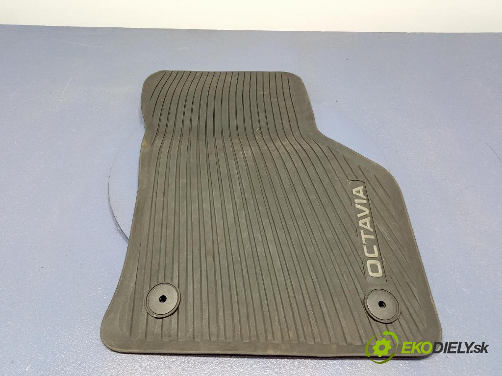 Skoda Octavia 2020 koberec do auta 5E4061500B