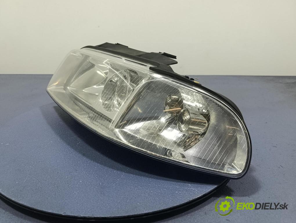 Audi A4 2000 Reflektor: Vľavo: 8D0941003AK