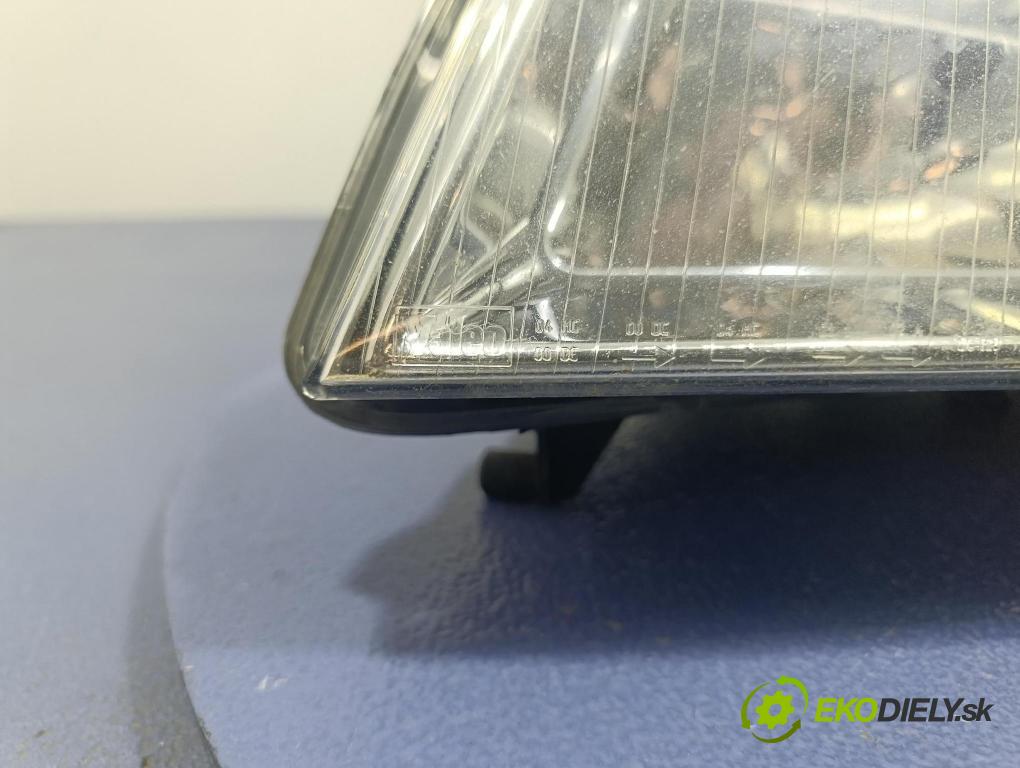 Audi A4 2000 Reflektor: Vľavo: 8D0941003AK