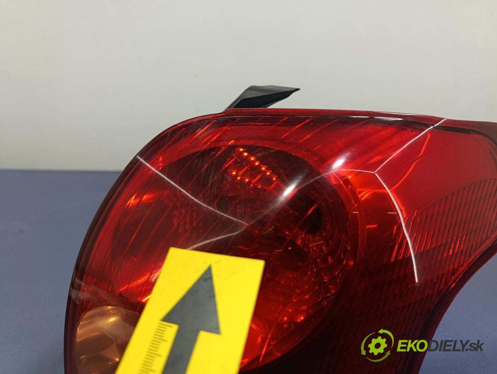 Toyota Avensis 2004 svetlo / reflektor zad Prava: Vonkajsia:
