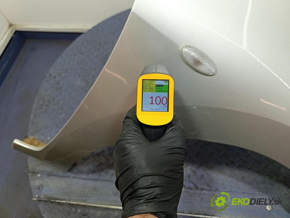 Toyota Auris 2007 blatník Predné v pravo: