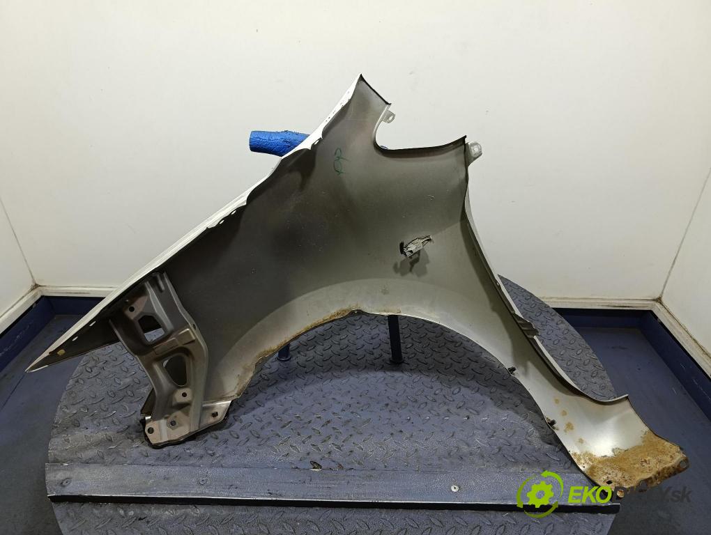 Toyota Auris 2007 blatník Predné v pravo: