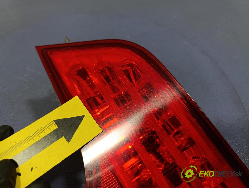 Honda Civic 2007 svetlo / reflektor zad Prava: Vnútri: