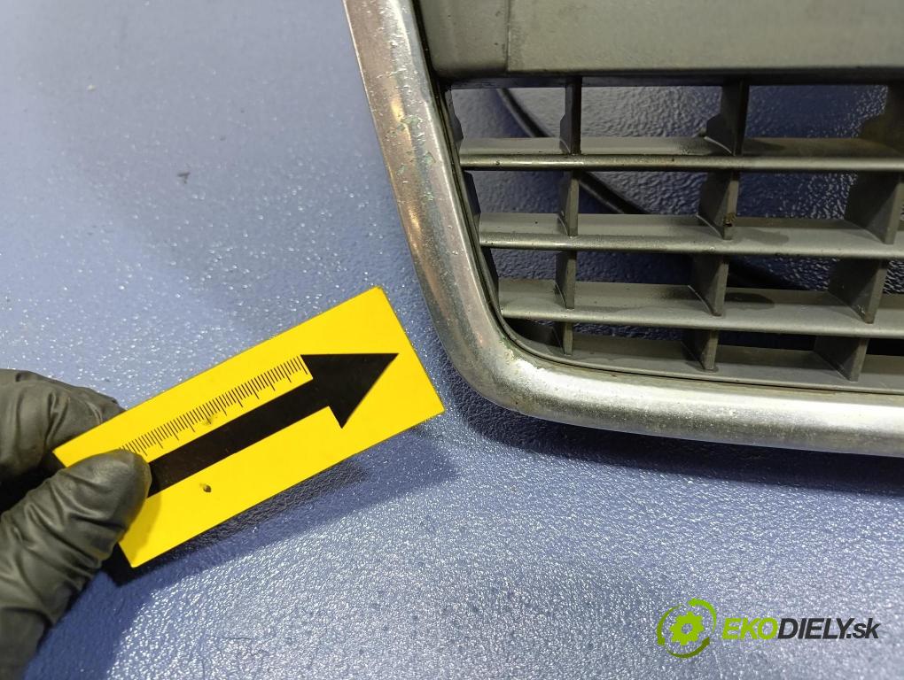 Audi A3 2006 miežka / Gril: 8P4853651