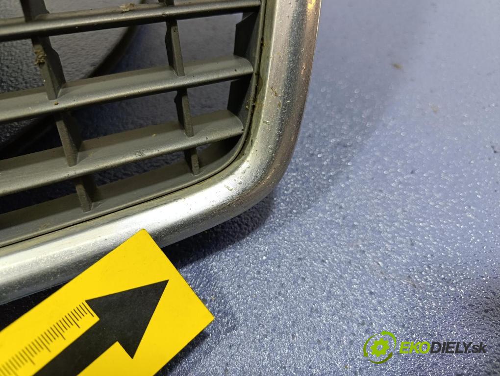 Audi A3 2006 miežka / Gril: 8P4853651