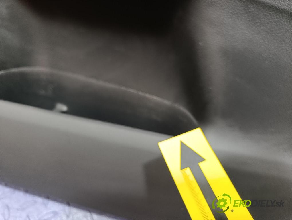 Toyota Verso 2014 Čalounictví: dvere zad Prava: 67787-X1F01