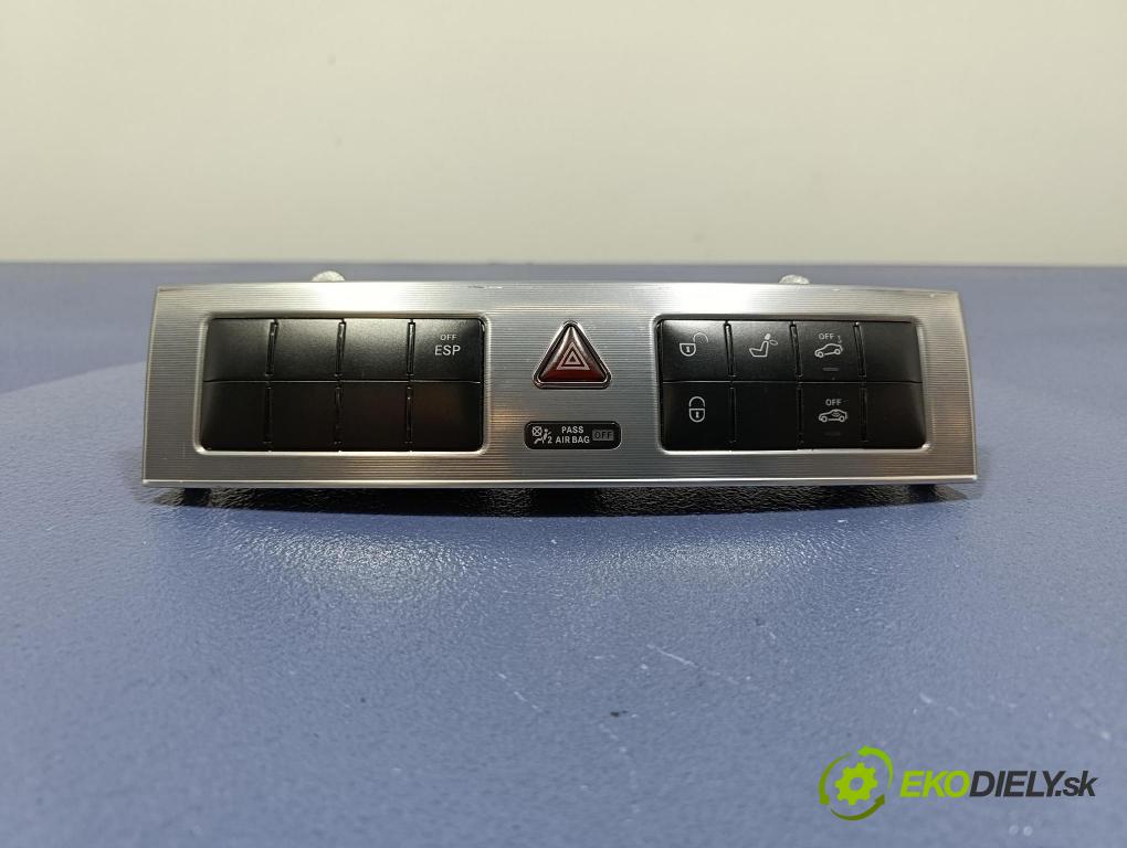 Mercedes C-klasa 2006 prepínač svetiel NÚDZA: A2038701710
