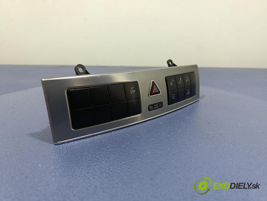 Mercedes C-klasa 2006 prepínač svetiel NÚDZA: A2038701710
