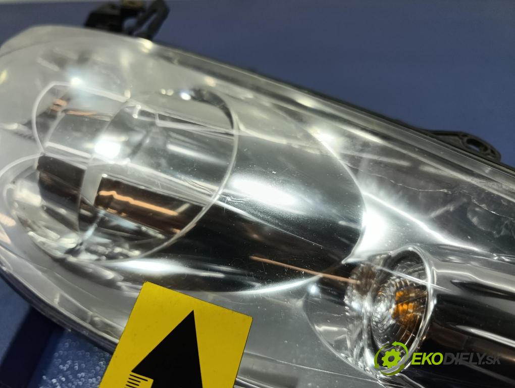 Peugeot 307 2007 Reflektor: Vľavo: