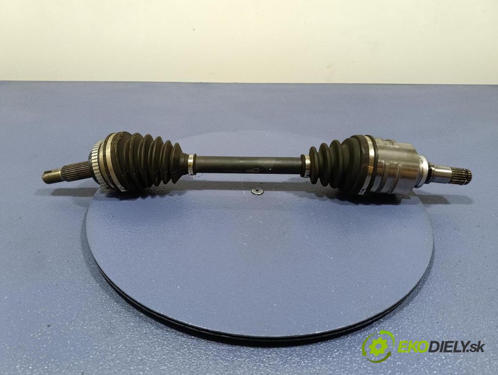 Toyota Avensis 2003 poloos levá před G22031PC