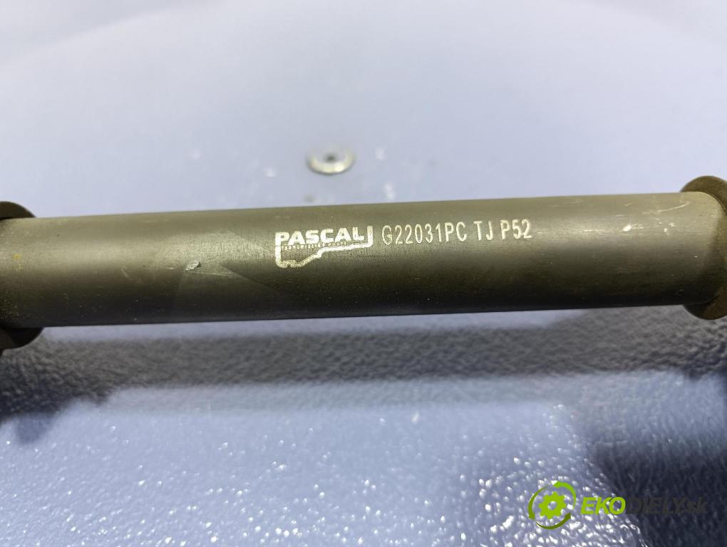 Toyota Avensis 2003 poloos levá před G22031PC