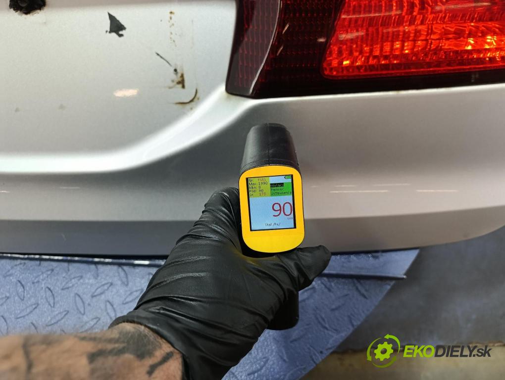 Toyota Previa 2001 zadní dveře kufra: kufr