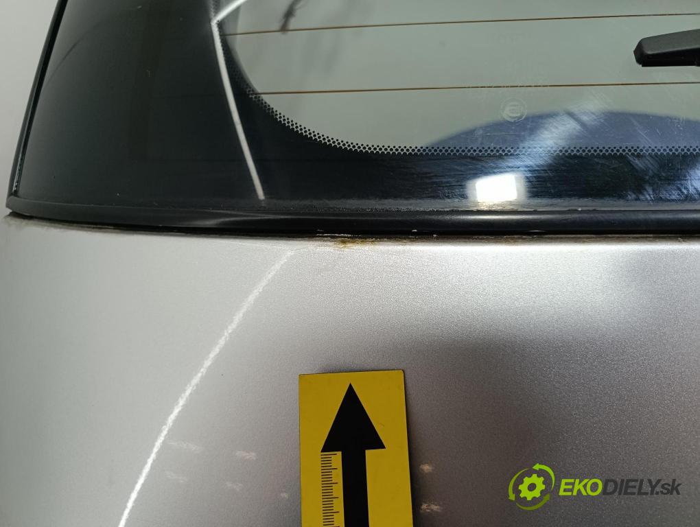 Toyota Previa 2001 zadní dveře kufra: kufr