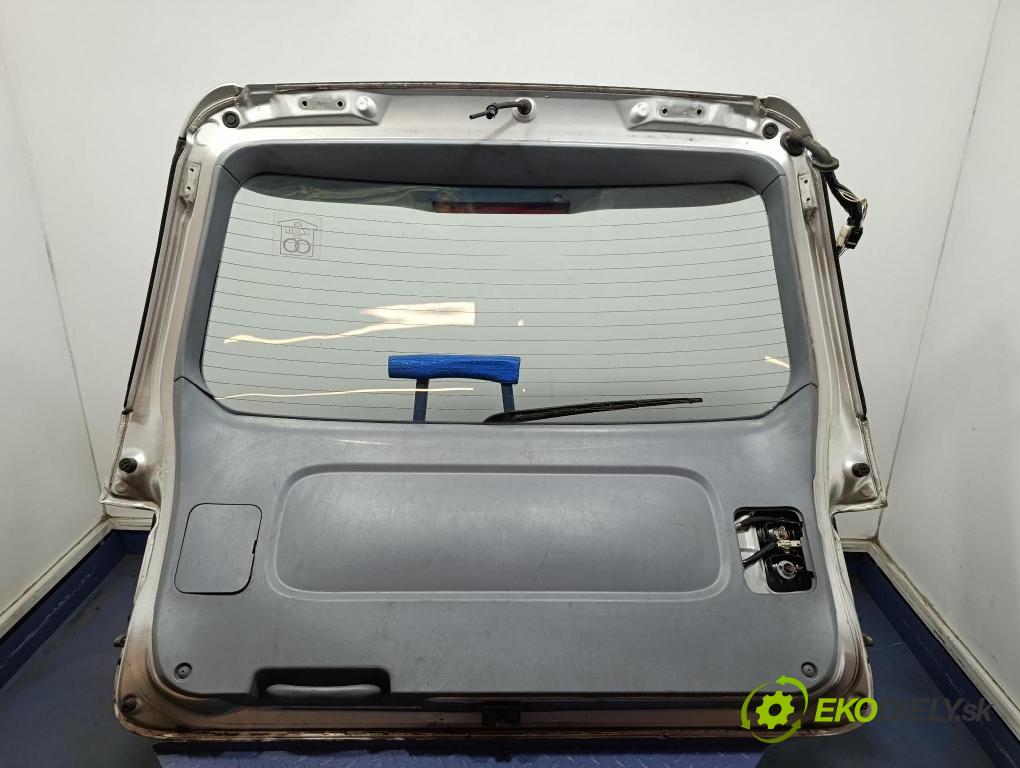 Toyota Previa 2001 zadní dveře kufra: kufr