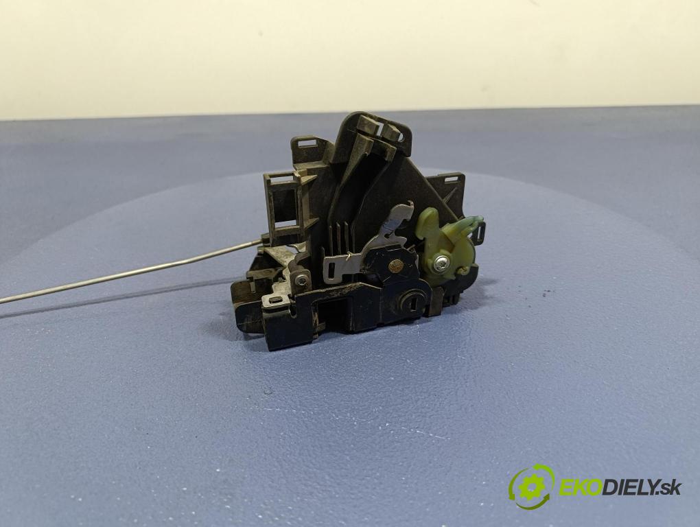 Skoda Praktik 2008 zámek dveře před v pravo: 5J7839016