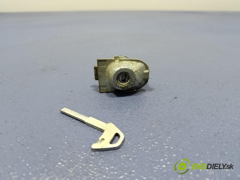 Volvo V50 2006 zámek dveře před Levý: 8679168