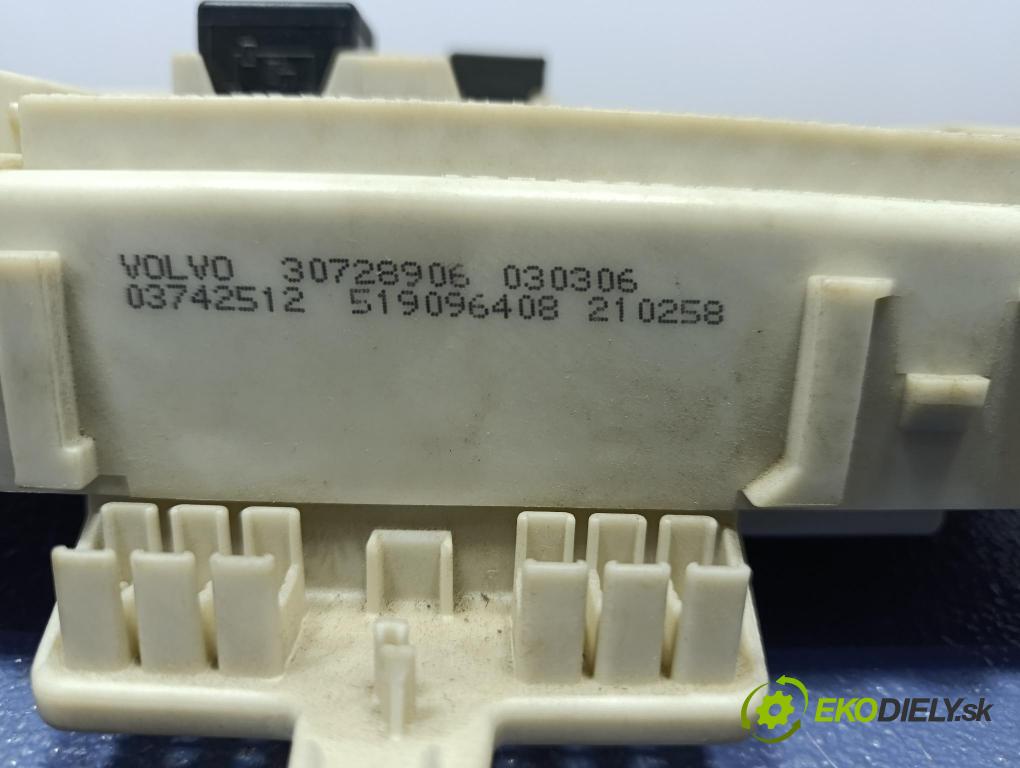 Volvo V50 2006 skrinka Poistky: 30728906