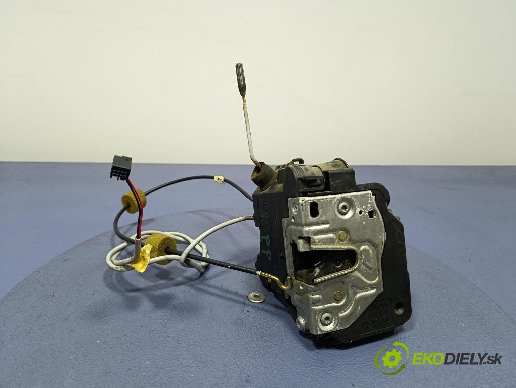 Mercedes C-klasa 2001 zámek dveře před v pravo: 2037200835