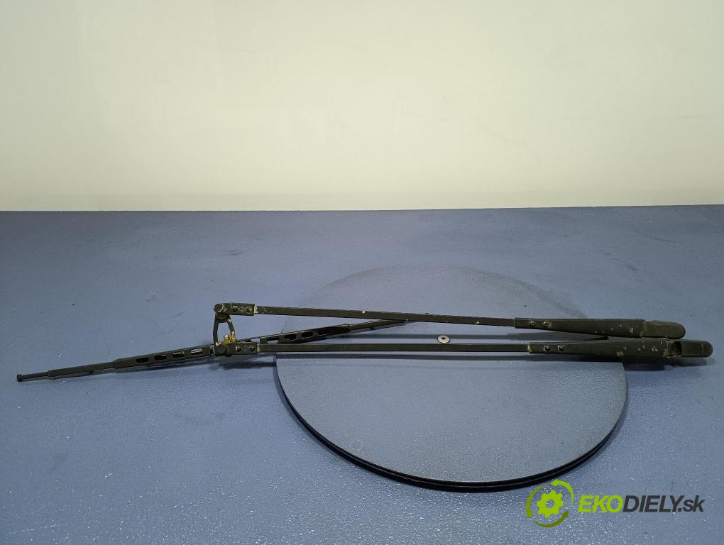 Mercedes O303 1988 Paže: Stěrače: před