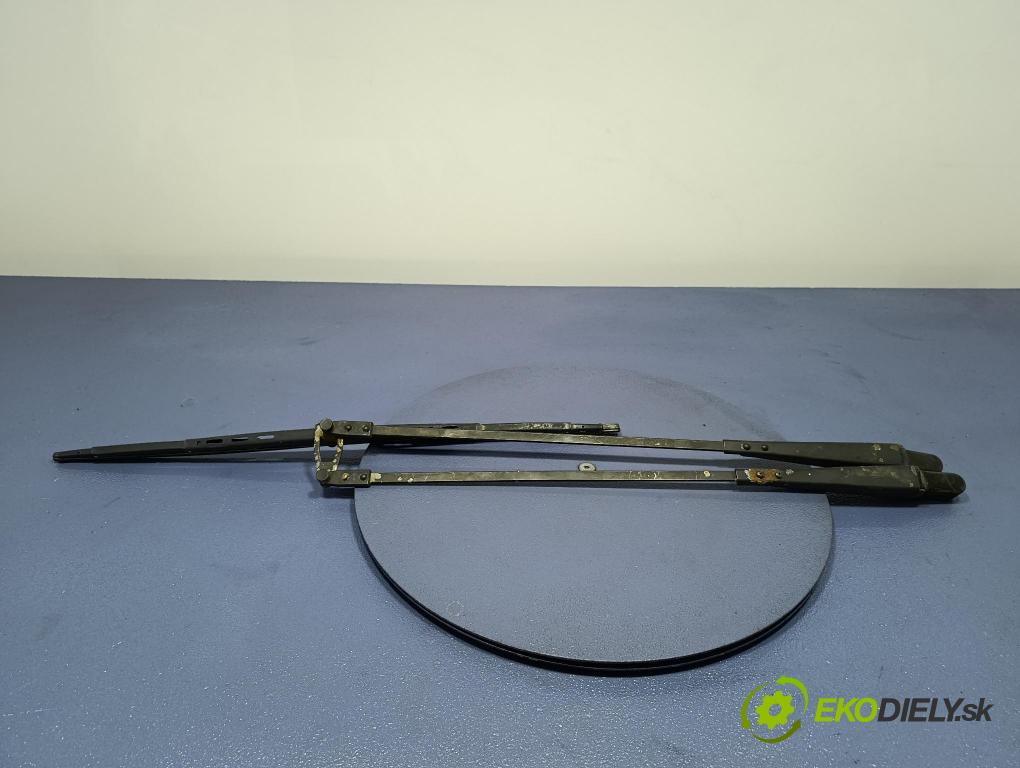 Mercedes O303 1988 Paže: Stěrače: před