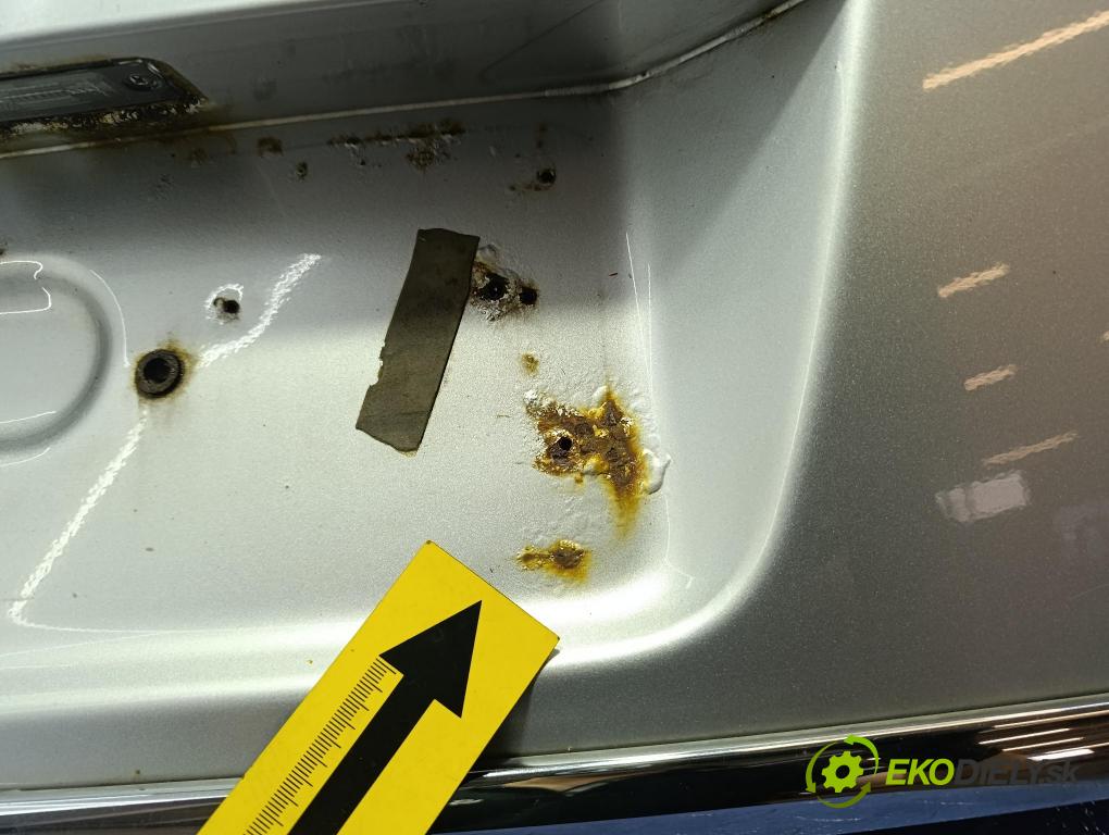 Vw Passat 2008 zadní dveře kufra: kufr