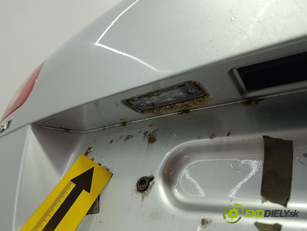 Vw Passat 2008 zadní dveře kufra: kufr