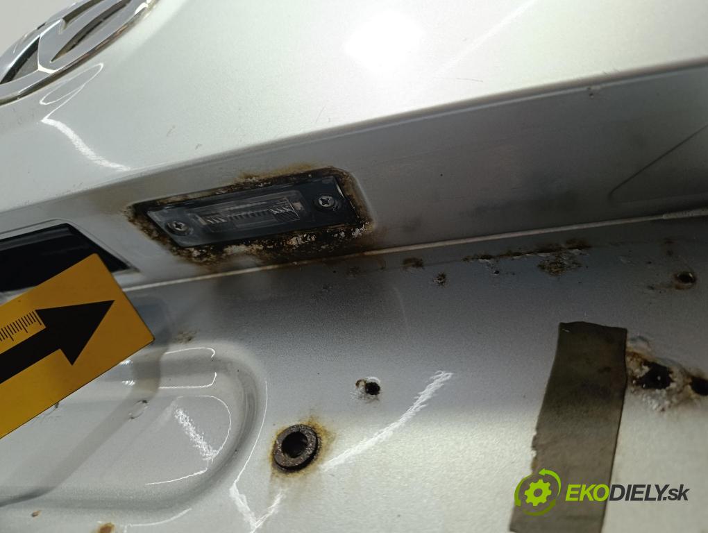 Vw Passat 2008 zadní dveře kufra: kufr