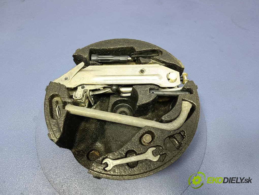 Audi A4 1998 koš kola: Náhradní 8L0012109