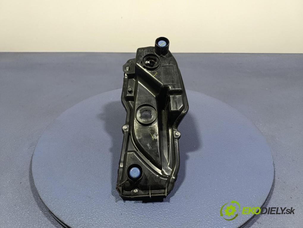 Toyota Yaris cross 0 Halogen v pravo: