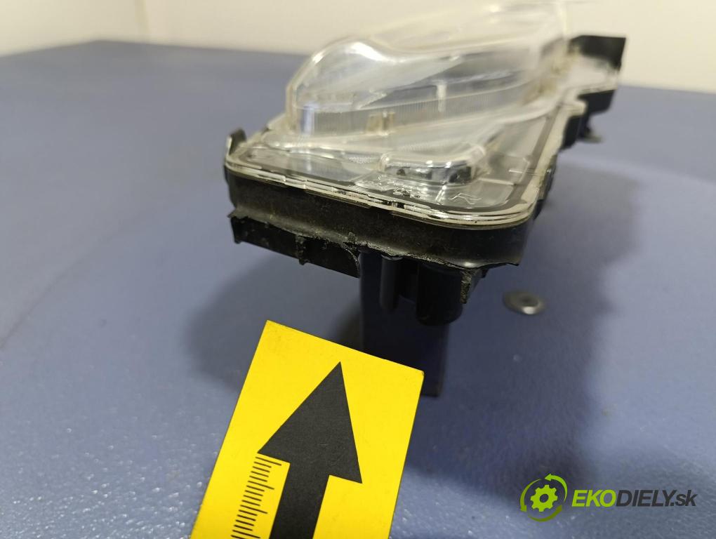 Toyota Yaris cross 0 Halogen v pravo: 