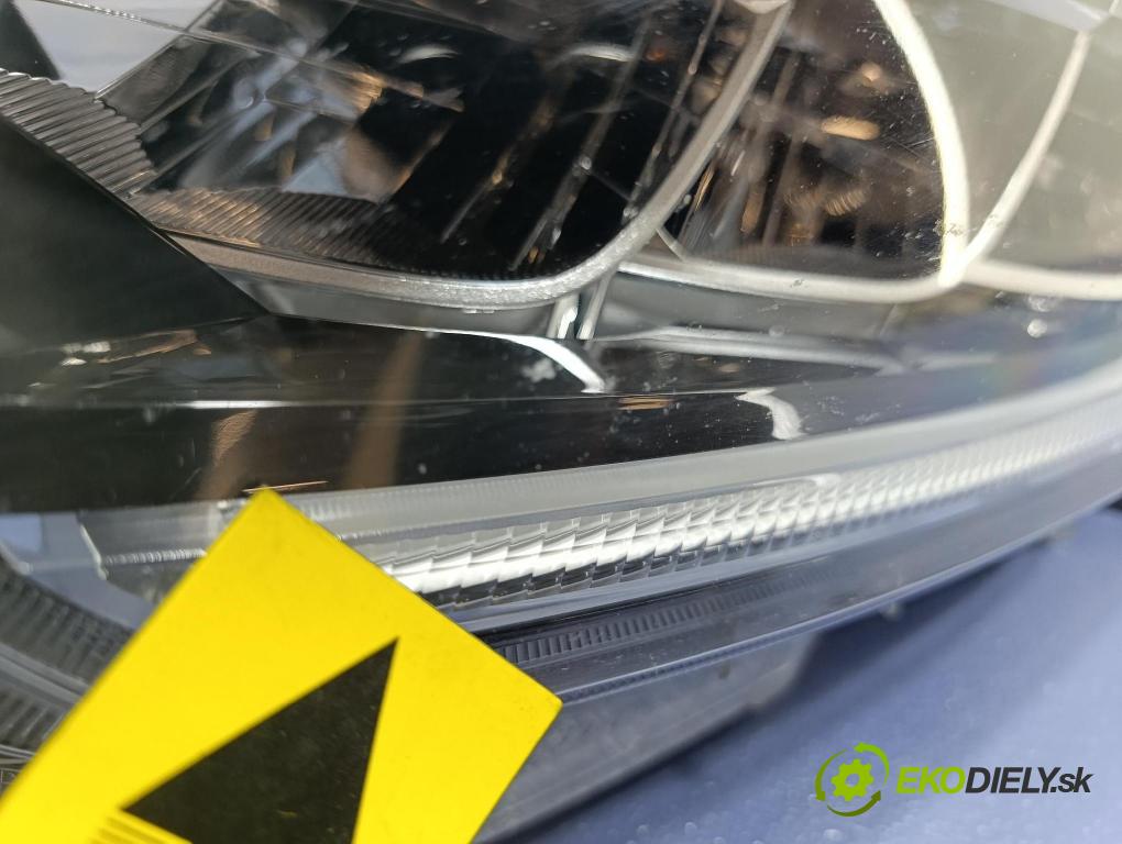 Toyota Yaris 0 Reflektor: Vľavo: KOITO K0-8 EU