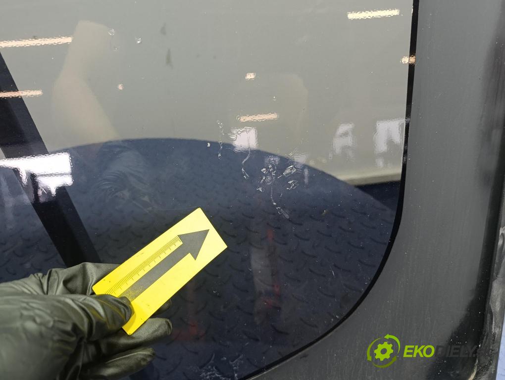 Opel Vivaro 2006 sklo dvere zad Prava: