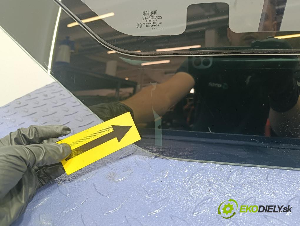 Opel Vivaro 2006 sklo dvere zad ľavé