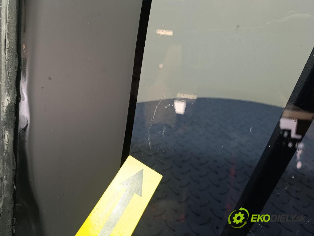 Opel Vivaro 2006 sklo Karoséria: zad 