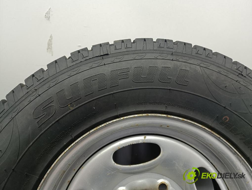 Geo Tracker 1993 Ráfky Ocel z Pneumatiky 