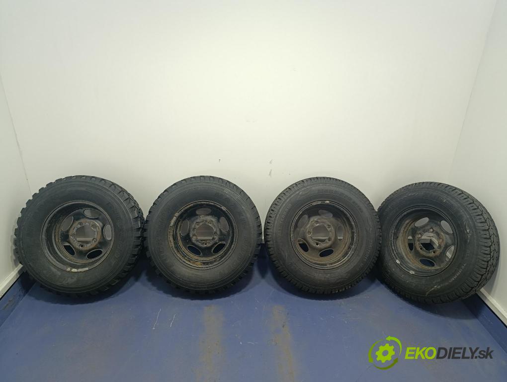 Geo Tracker 1993 Ráfky Ocel z Pneumatiky