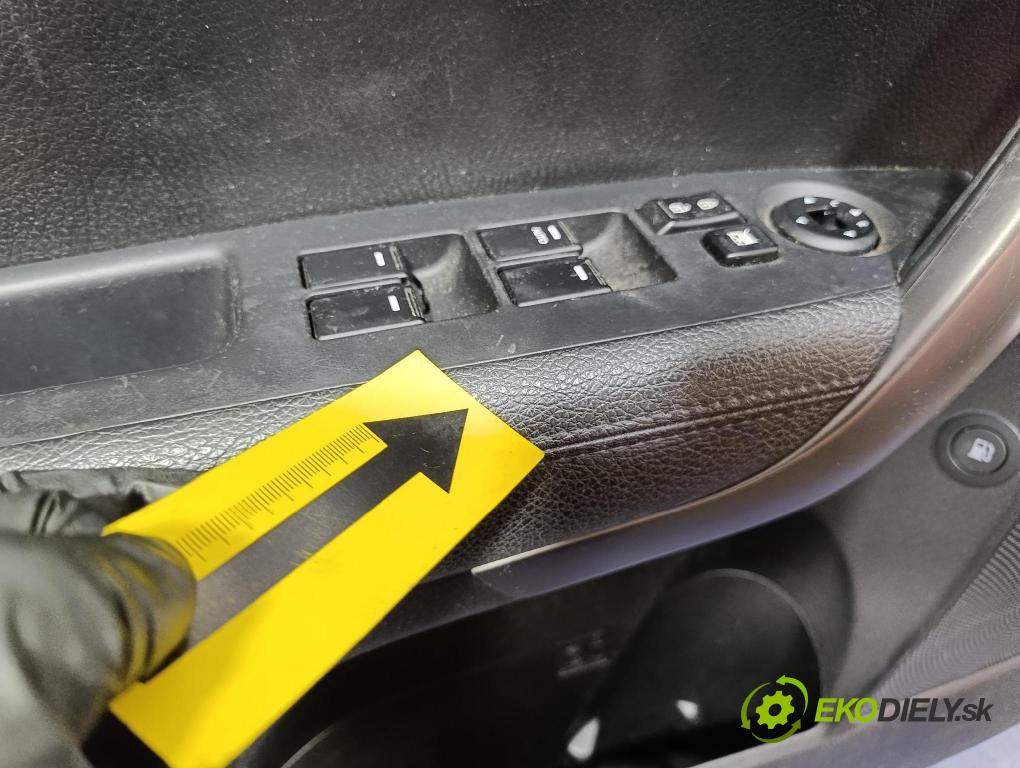 Kia Sorento 2013 Tapacír: dveře před levá