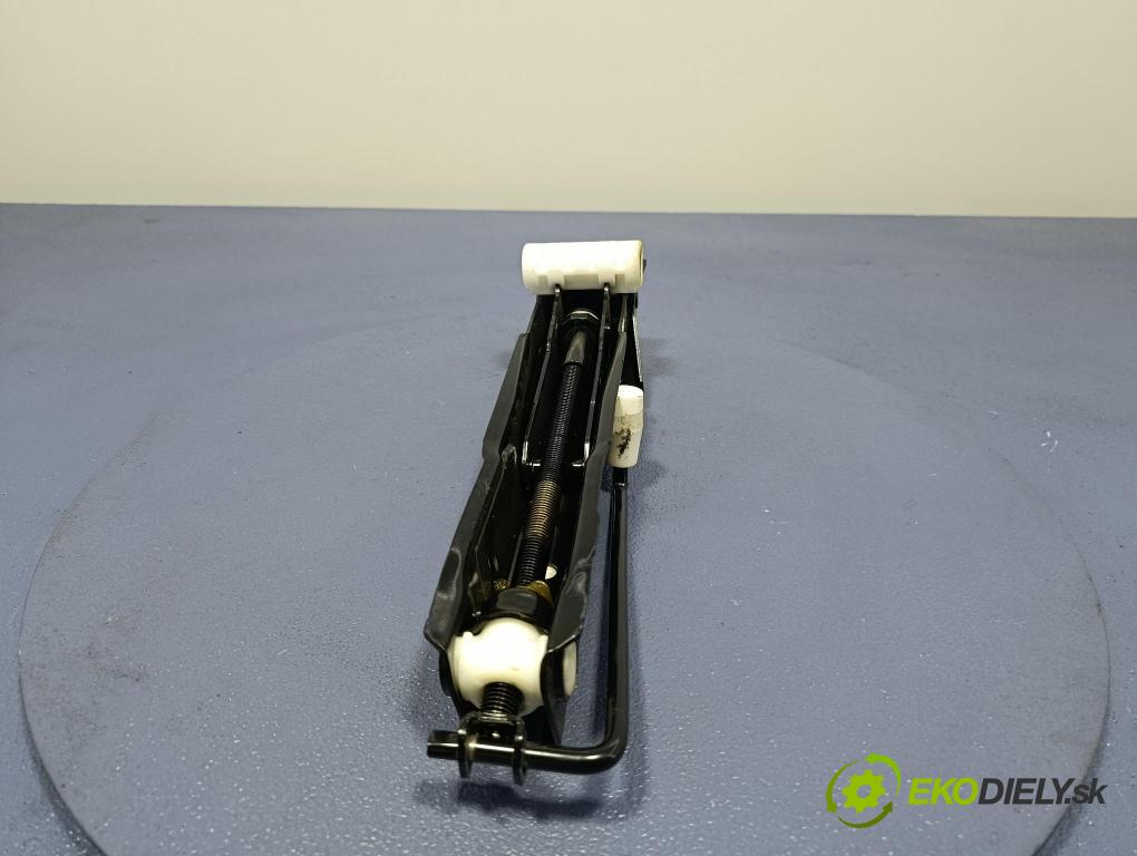 Audi A6 2014 zvedák 4G0011031F