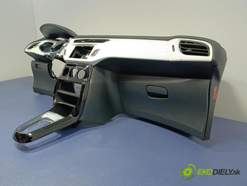 Citroen Ds3 2011 kokpit,pristrojová doska