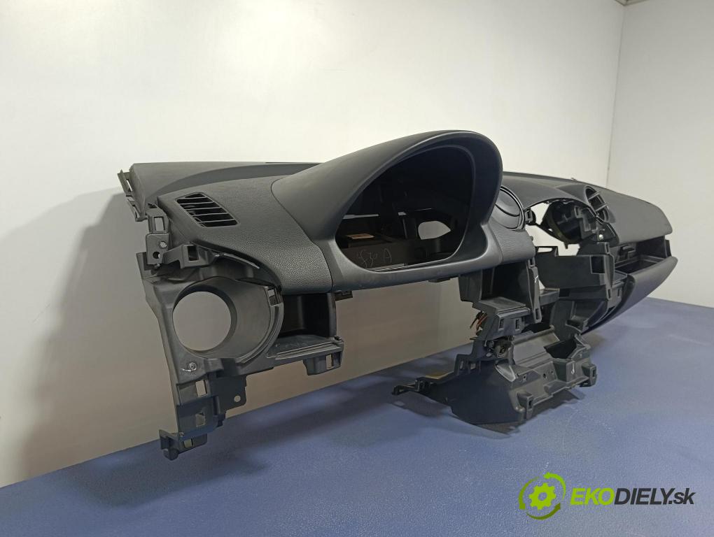 Mazda 2 2008 kokpit,pristrojová doska