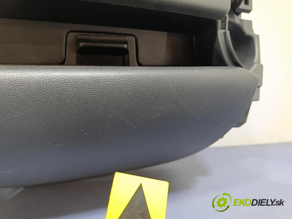 Mazda 2 2008 kokpit,pristrojová doska