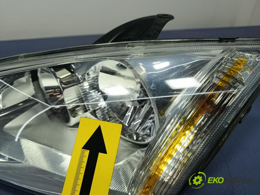 Ford Focus 2005 Reflektor: Vľavo: